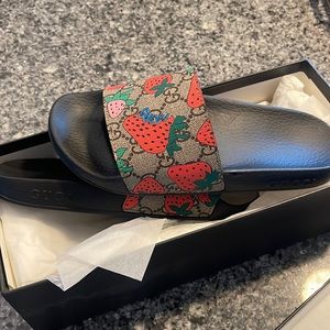 Gucci strawberry slide 37= US 7